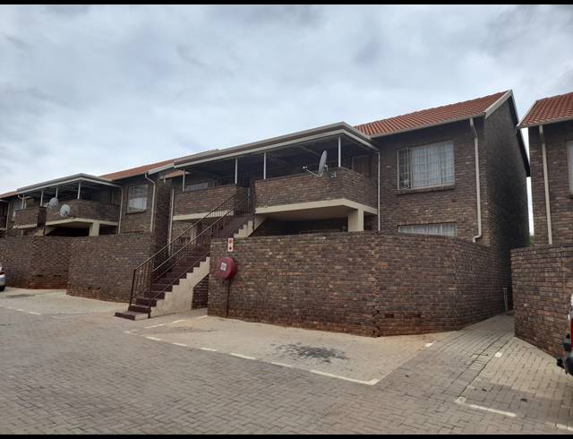 2 BEDROOM TOWNHOUSE FOR SALE IN PHILIP NEL PARK